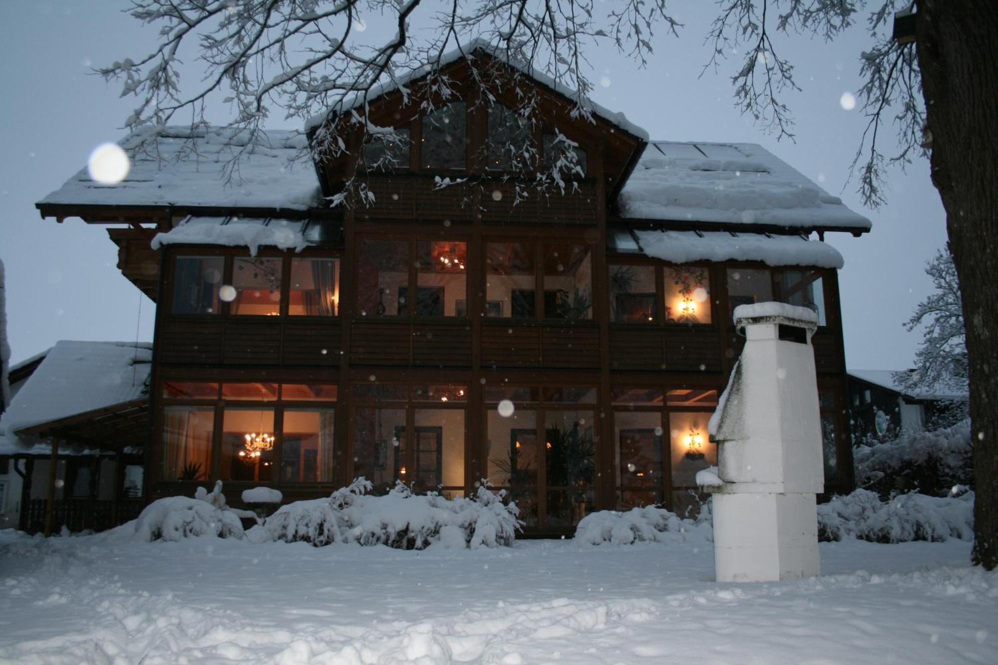 Haus Bei Der Linden Ferienwohnungen Швангау Экстерьер фото